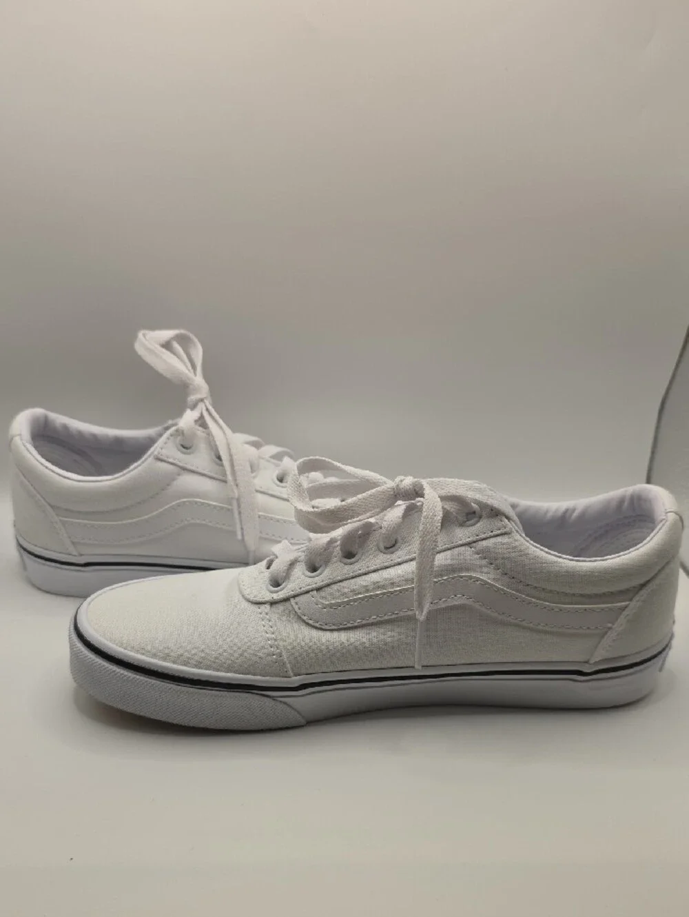 Womens White VANS Canvas W/ Red Rose Embroidery Low Top Sneakers Size 8.5